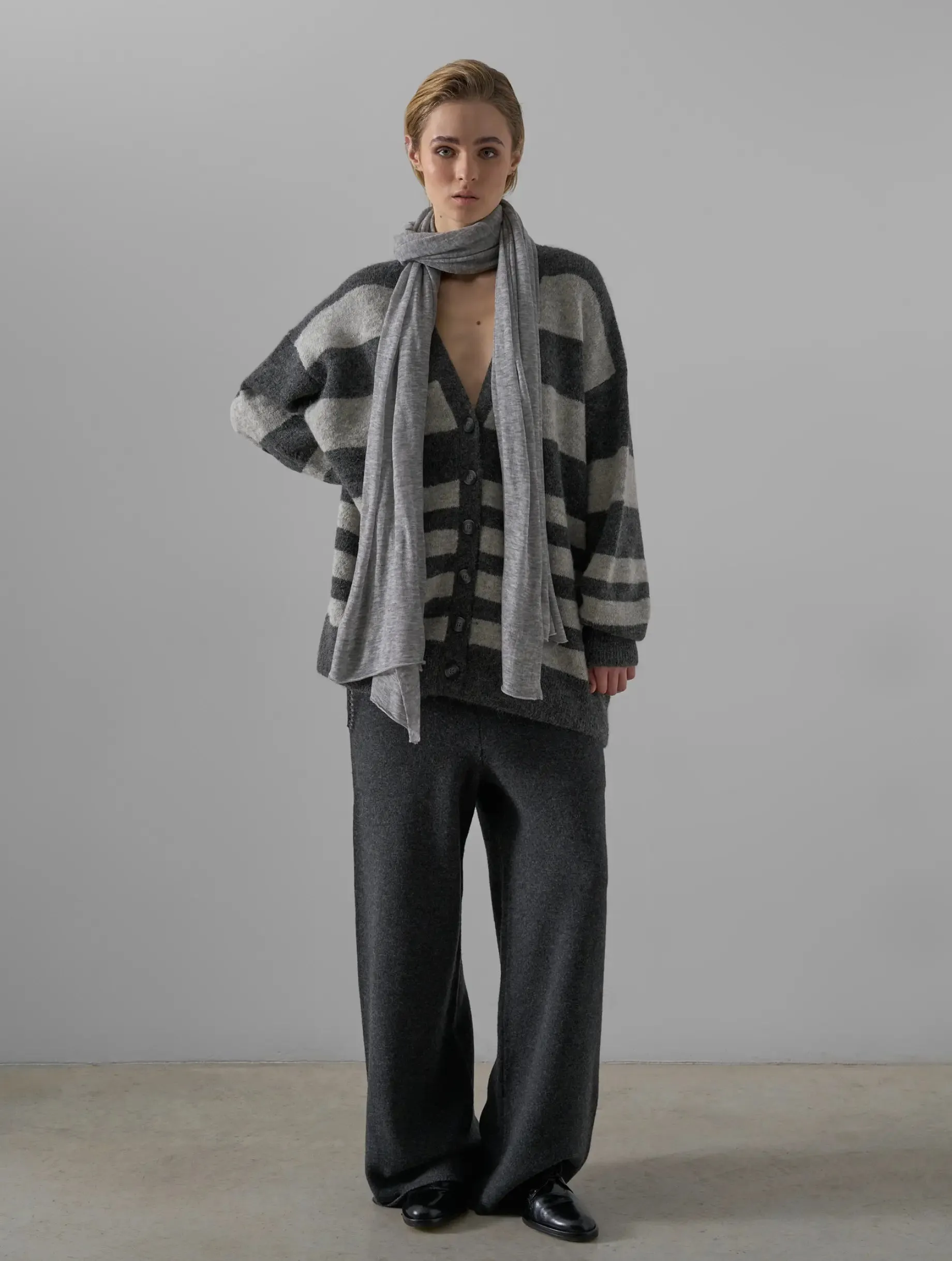 Leap Dakota Large Grey Knit Scarf